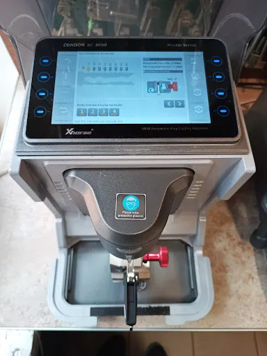 Awaryjne otwieranie samochodów i mieszkań Programowanie pilotów samochodowych Klucz Serwis